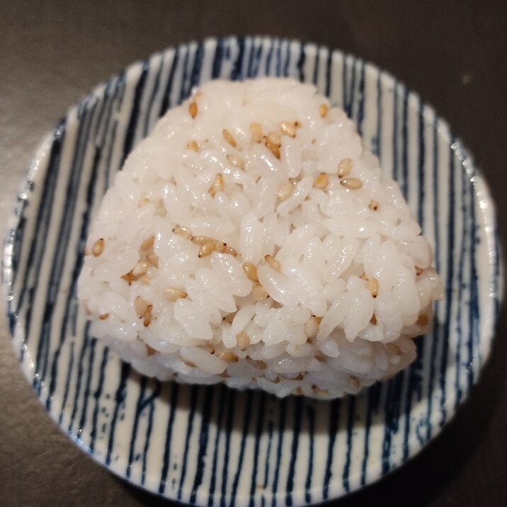 幼稚園のお弁当☆ごま塩ミニおにぎり